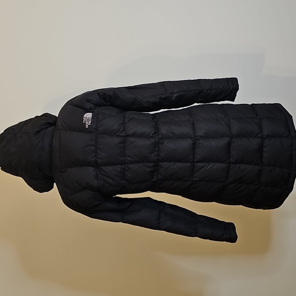 The North Face Women's Black Hooded Puffer Jacket 600 Fill - Picture 4 of 13